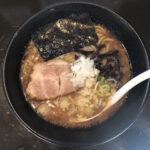 【家系＋天下一品？】札幌「山嵐黒虎」で地元民超おすすめの背脂濃厚ラーメンをいただく！